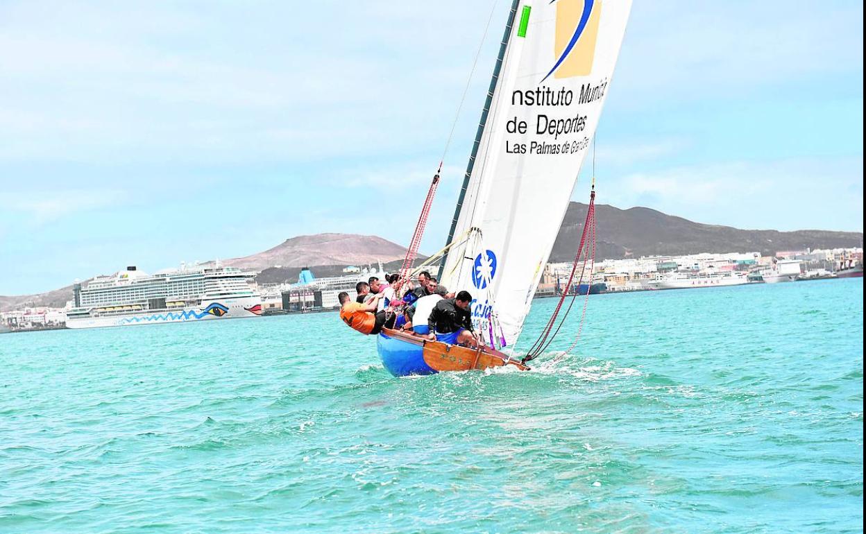 Los deportes tradicionales, como la Vela Latina Canaria, son beneficiarios de estas subvenciones. 