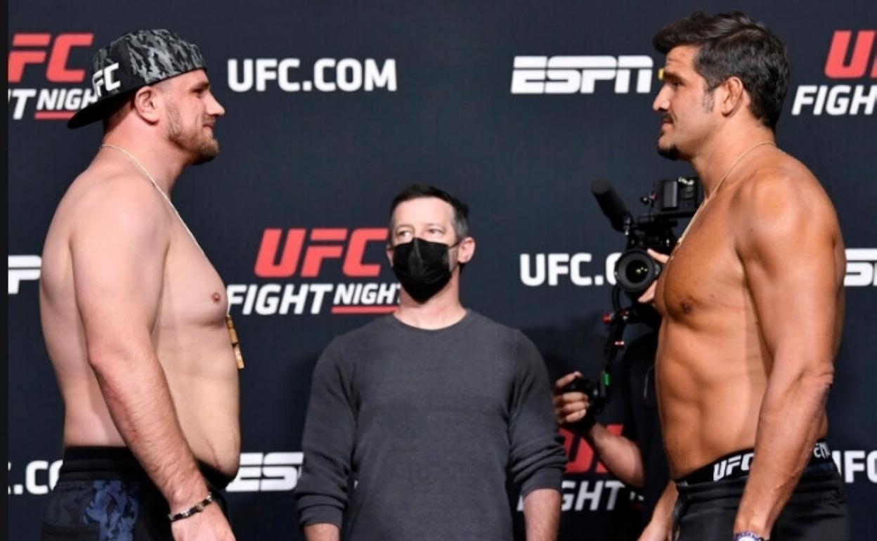 Juan Espino, ayer, durante el careo que mantuvo con el moldavo Alexander Romanov en el pesaje oficial celebrado en Las Vegas. 