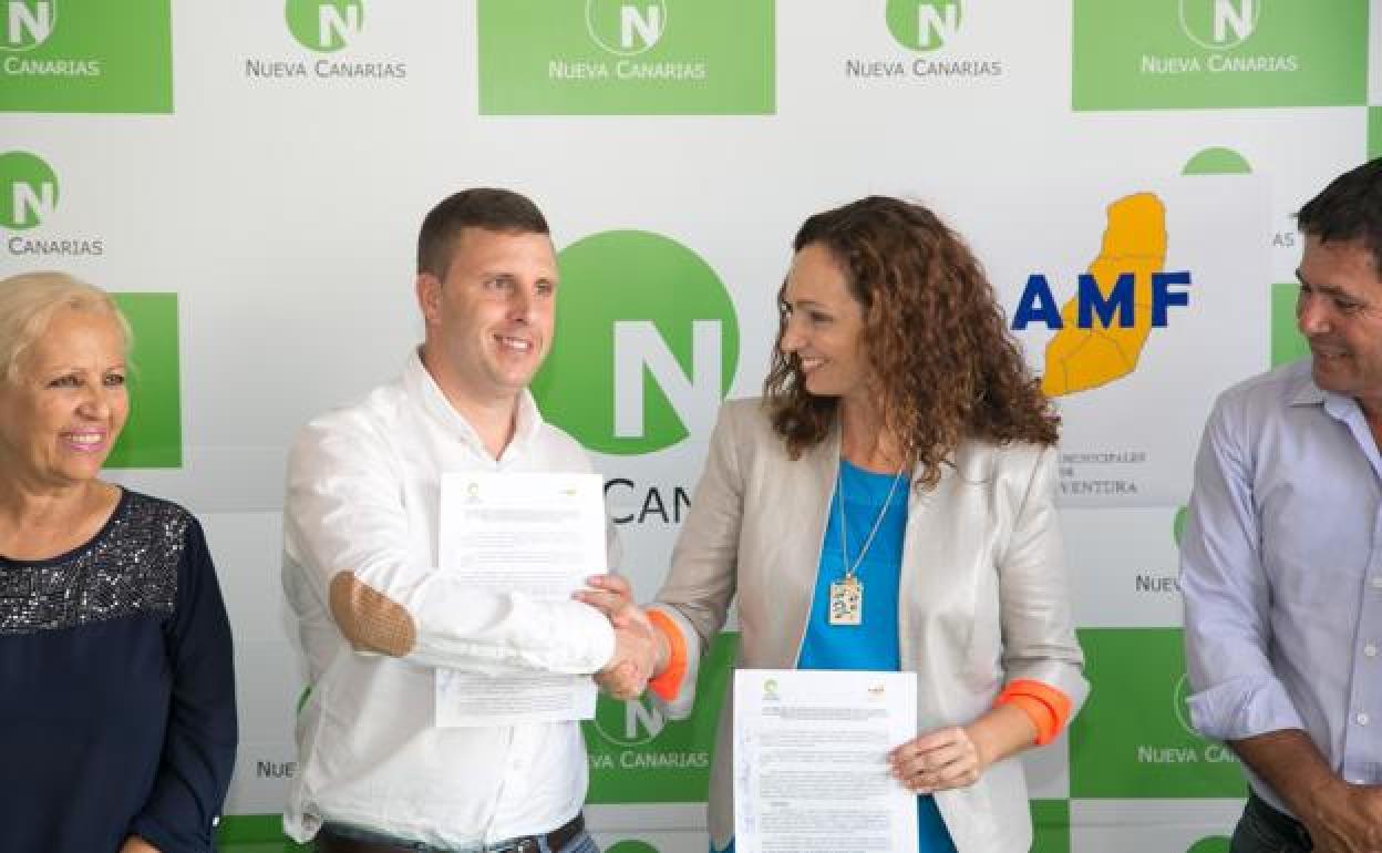 Alejandro Jorge, cuando era presidente de NC, rubrica con Sandra Domínguez (ya exAMF), el acuerdo de coalición electoral. 