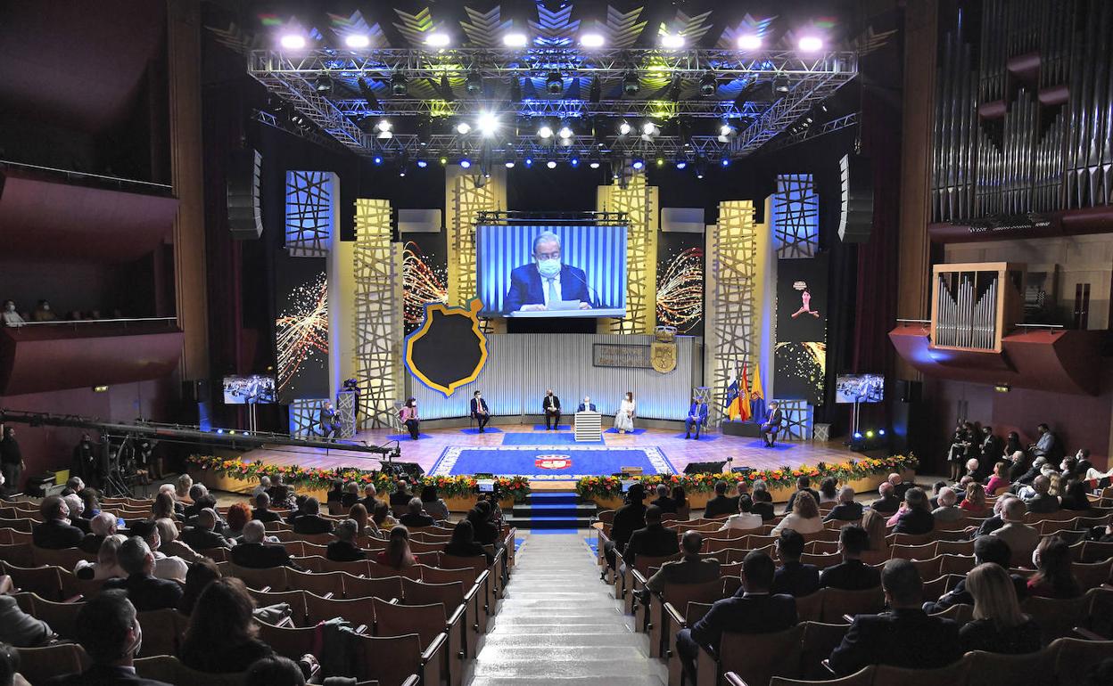 Jerónimo Saavedra, nuevo Hijo Predilecto, intervinó en representación de las 21 distinciones. 