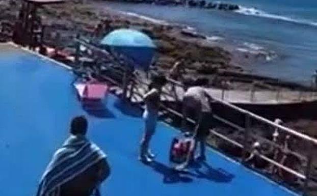 Echan a gritos a un joven que hacía nudismo en Arinaga