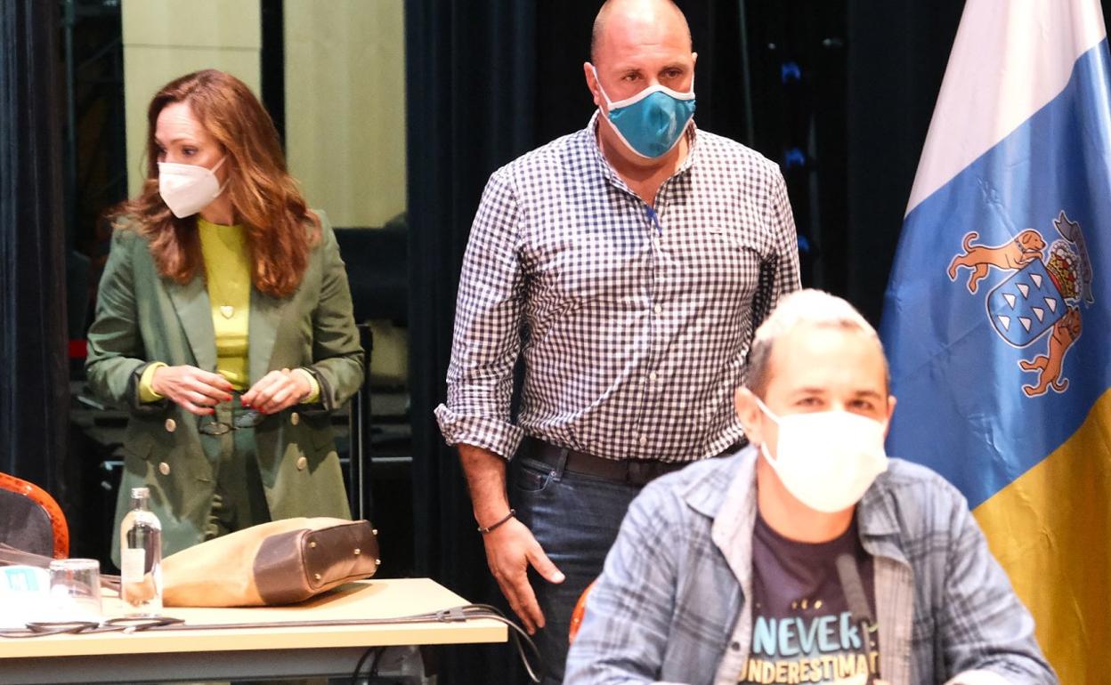 Sandra Domínguez y Sergio Lloret, en un pleno del Cabildo. 