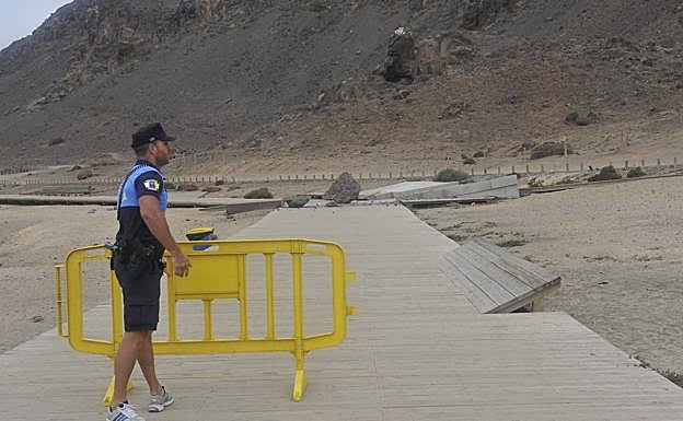 Un desprendimiento cierra El Confital