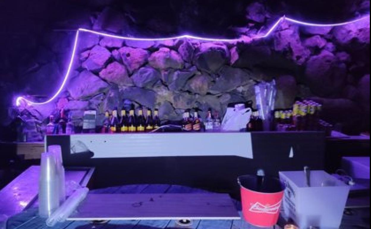 Foto de archivo de una barra con bebidas alcohólicas en la fiesta desmantelada por la Guardia Civil y la Policía Local
