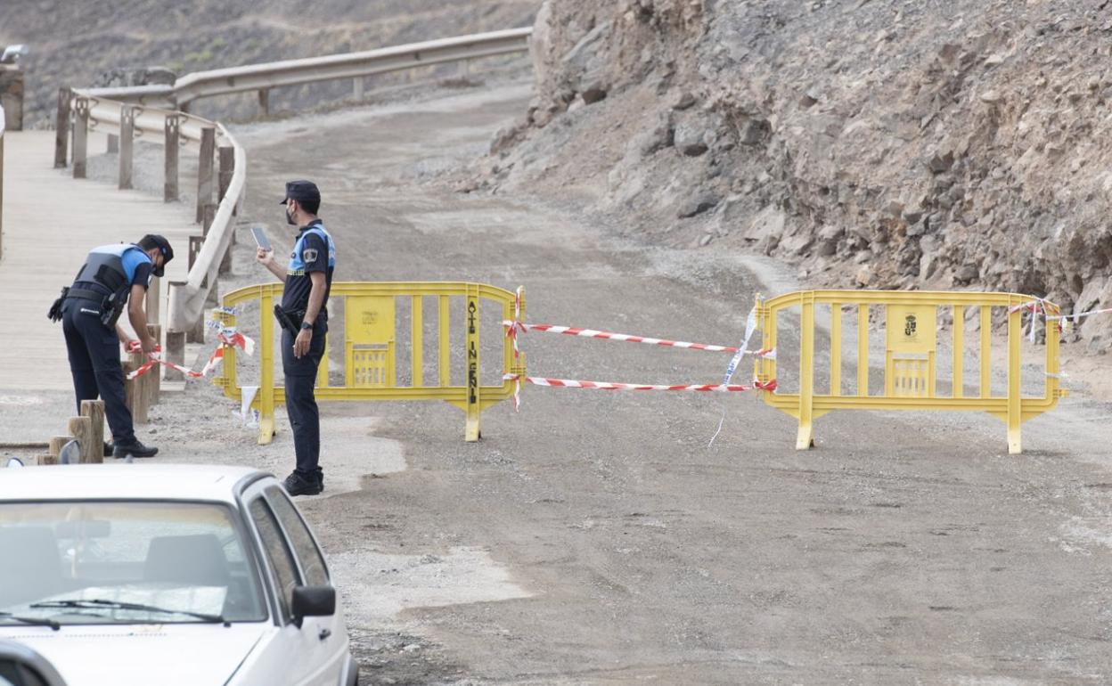 La Policía Local tenía cerrado el acceso al Confital por la obra de acondicionamiento. 