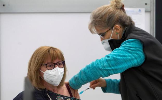 Una mujer se vacuna con AstraZeneca en Vigo. 