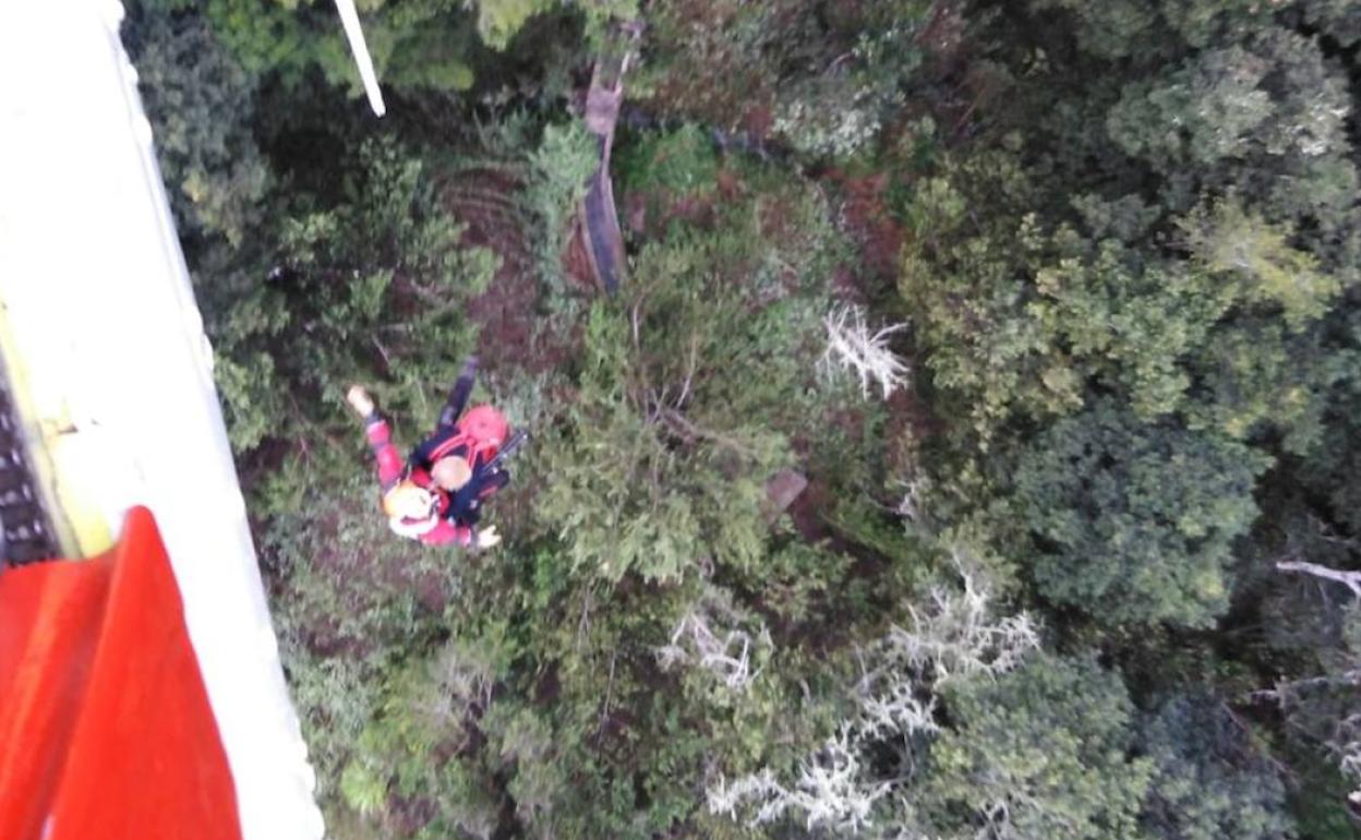 El helicóptero del GES rescata a dos senderistas perdidas en Los Silos