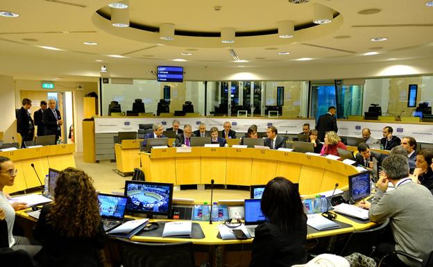 Imagen de archivo de una reunión del presidente y el vicepresidente del Gobierno de Canarias y su equipo, en Bruselas. 