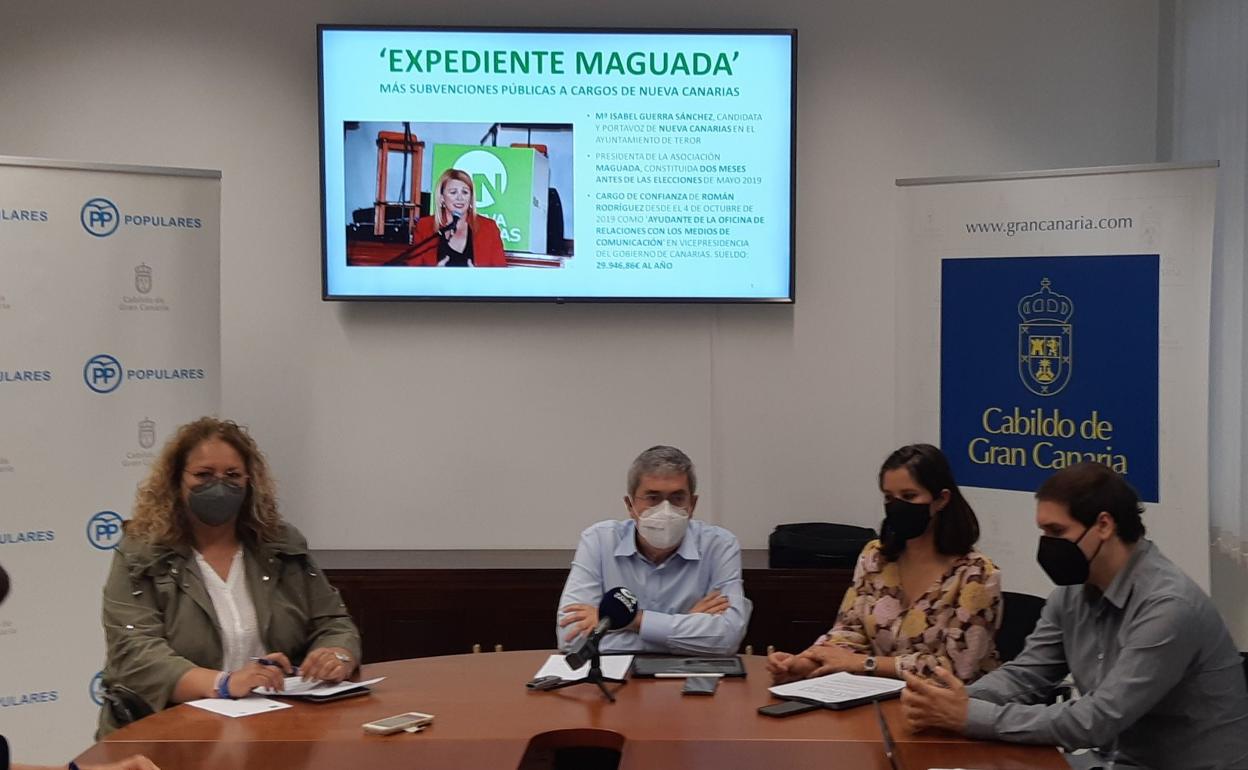 Grupo Popular del Cabildo, con Marco Aurelio Pérez como portavoz, ayer en rueda de prensa. 