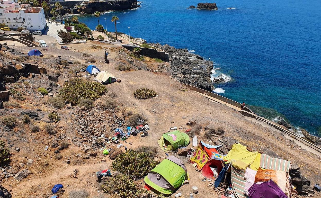 Casetas y basura en la ladera de El Confital. 