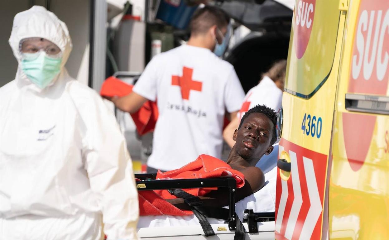 En la imagen, los inmigrantes a su llegada al puerto tinerfeño. 