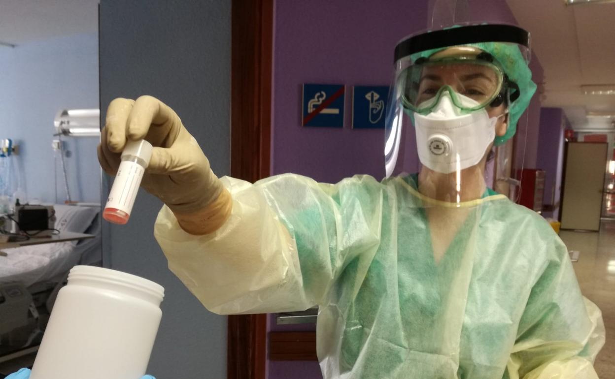 Una enfermera en la planta covid del hospital Materno Infantil, en la capital grancanaria. 