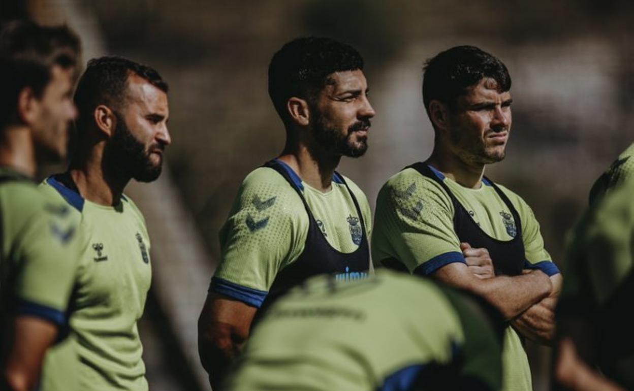 Jesé, Álex Suárez y Sergio Ruiz, atentos, durante un entrenamiento, a las consignas del cuerpo técnico. 