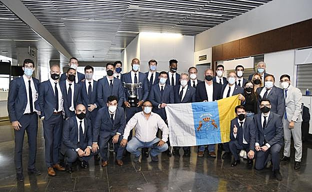 Tras conquistar la Superliga en Almería, la plantilla grancanaria ya descansa, junto a su trofeo, en Gran Canaria. 