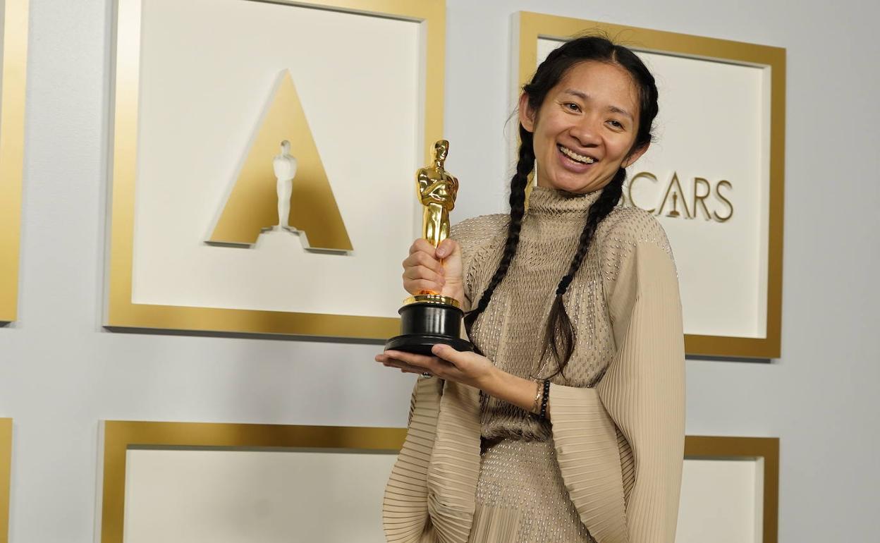 Chloé Zhao, con el Oscar.