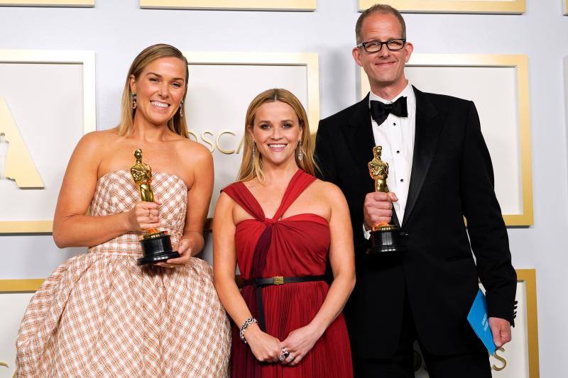 Reese Witherspoon (centro) posa con Dana Murray y Pete Docter, ganadores por la Mejor Película de Animación, 'Soul'. 