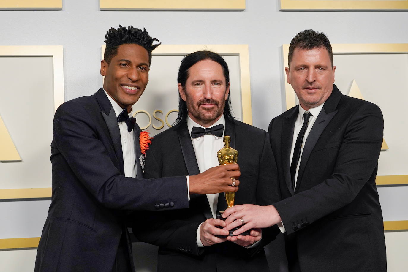 Jon Batiste, Trent Reznor y Atticus Ross, ganadores del premio a la mejor banda sonora original por 'Soul'.