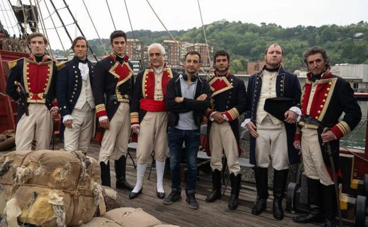 Alejandro Amenábar junto a figurantes vestidos como soldados de la Armada española en el rodaje de 'La Fortuna'.
