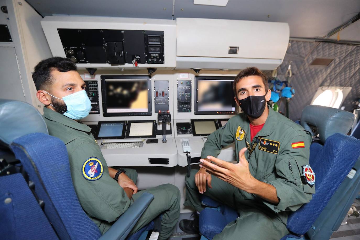 Fotos: El Ejército del Aire rescató a tres supervivientes del cayuco con 17 cadáveres