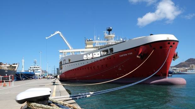 El Ramform Titan en su atraque en La Luz. 