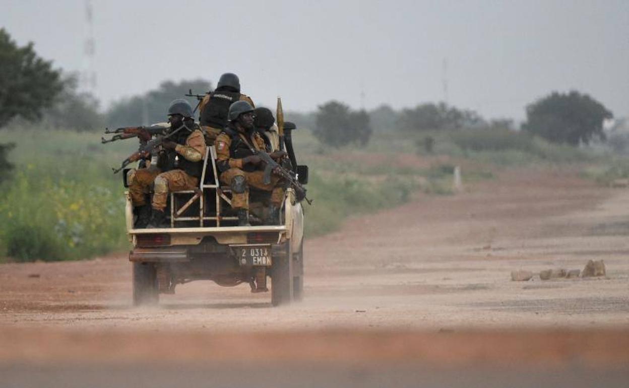 Agentes de la Gendarmería de Burkina Faso patrullan una de las carreteras del país.