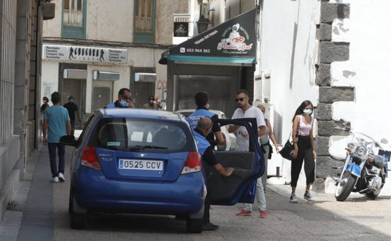 Agentes patrullando en 2020 en un coche sin rotular. 