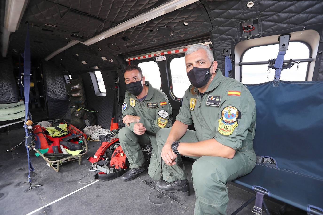 Fotos: El Ejército del Aire rescató a tres supervivientes del cayuco con 17 cadáveres