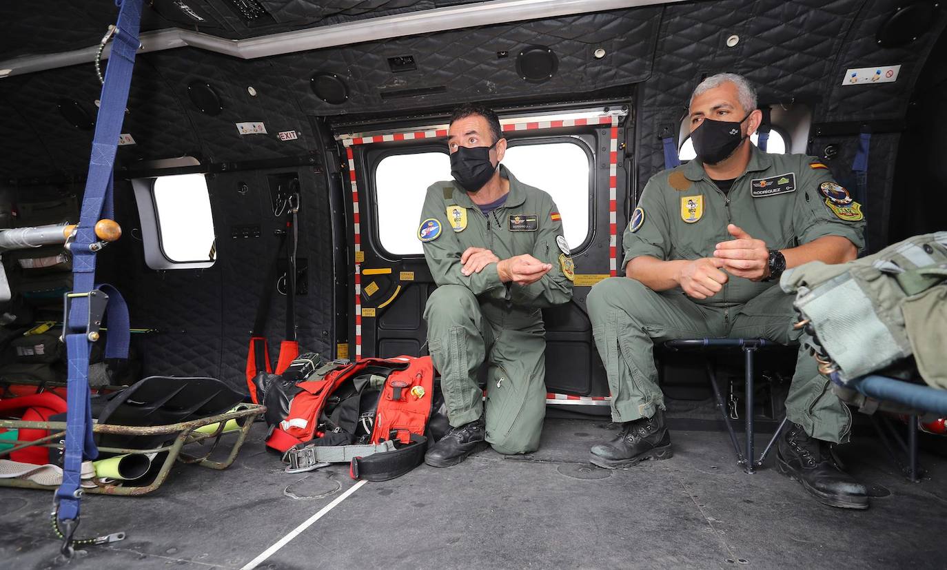 Fotos: El Ejército del Aire rescató a tres supervivientes del cayuco con 17 cadáveres