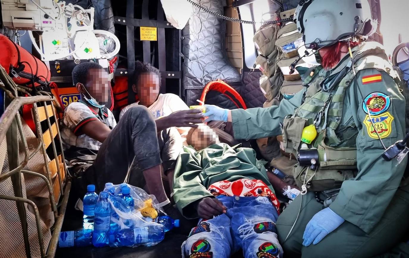 Fotos: El Ejército del Aire rescató a tres supervivientes del cayuco con 17 cadáveres