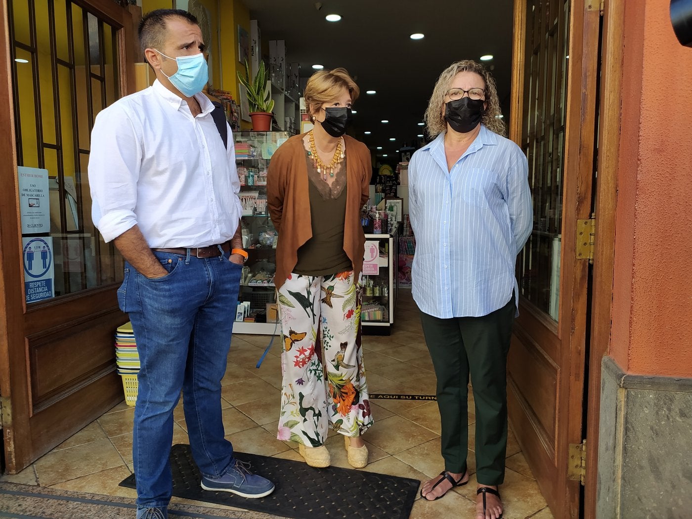 Luzardo y Sabroso con María Esther del Rosario en su negocio de la calle Reyes Católicos. 