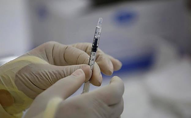 Personal médico prepara una vacuna Pfizer contra la covid-19.