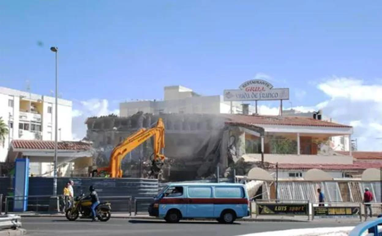 Derribo del edifico del Mesón Viuda de Franco, en 2010.