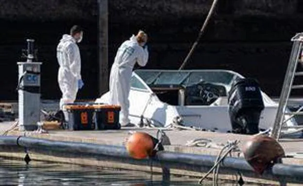 En la imagen el barco al que subió el padre con las niñas y que fue encontrado vacío y a la deriva. 