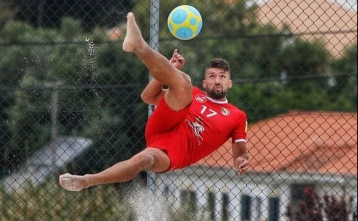 Pablo Pérez se marca una chilena en uno de los entrenamientos de pretemporada con el Sotao de Portugal. 