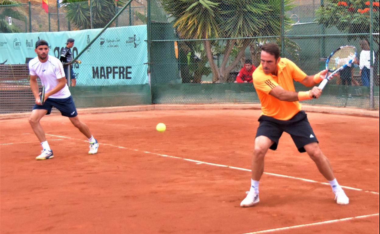 El grancanario David Marrero -en la imagen justo antes de efectuar un golpe- no pudo ganar la final junto a su compañero Eduard Esteve. 