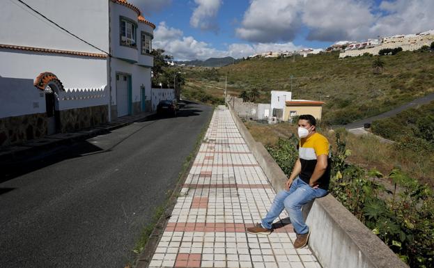Michael, en el muro que usan los mayores a falta de banco./ Cober