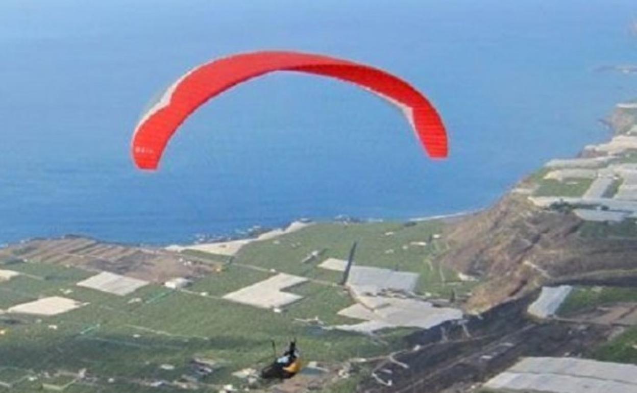 Herido al sufrir una caída con un parapente en Arona