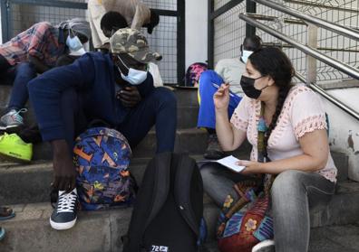 Imagen secundaria 1 - En las Alcaravaneras se juntan para dar clases, asesorarles en trámites de la Administración o repartir comida. 