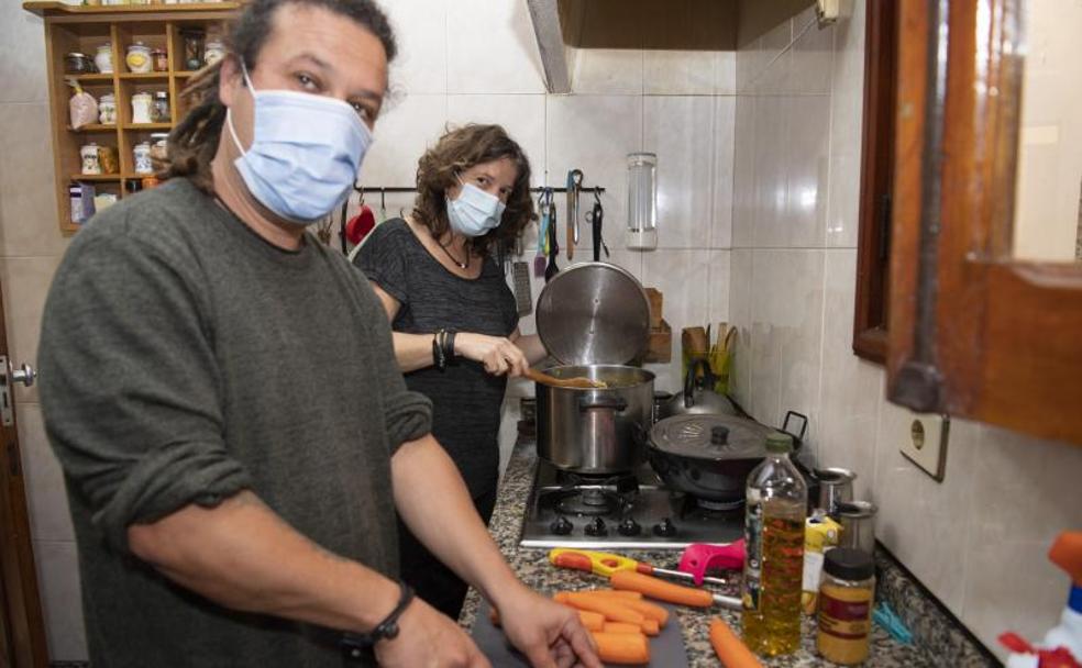 Valeria y Quique preparan en su cocina las raciones que se repartirán esa noche a los inmigrantes en situación de calle. 
