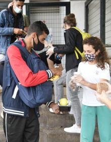 Imagen secundaria 2 - En las Alcaravaneras se juntan para dar clases, asesorarles en trámites de la Administración o repartir comida. 