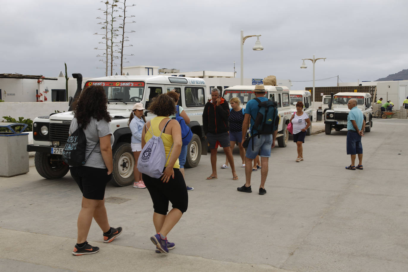Imagen de archivo de turistas en La Graciosa apunto de ser trasladados en vehículos todo terreno. 