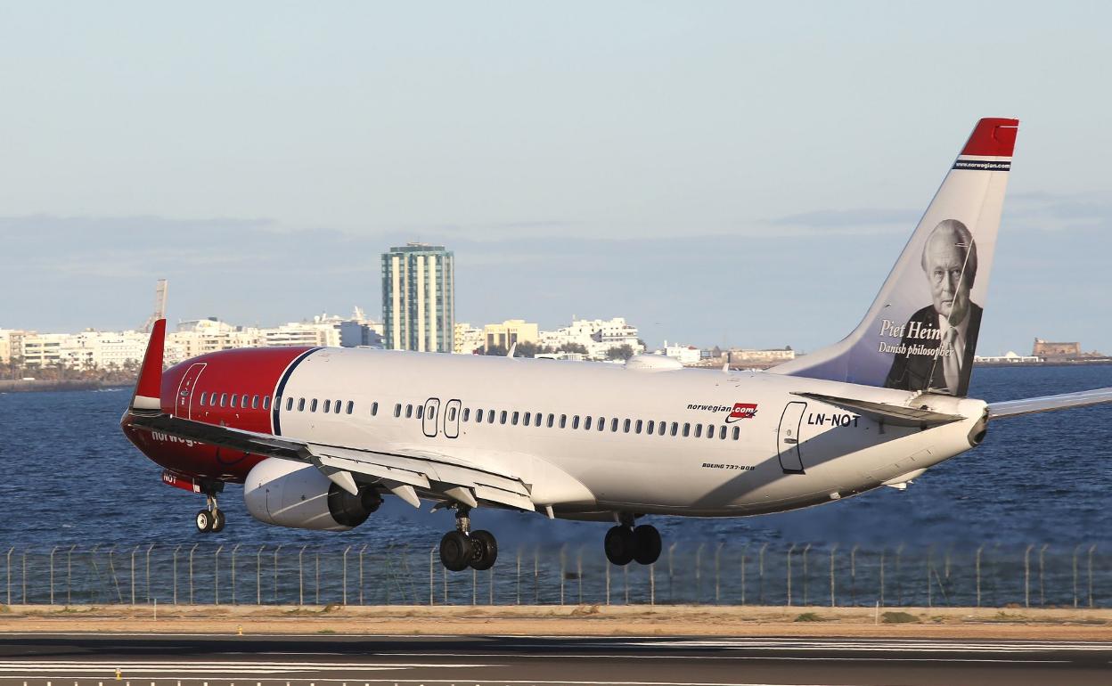 Imagen de un vuelo de Norwegian en el aeropuerto de Lanzarote. La empresa volará con las islas con aviones de las bases escandinavas. 