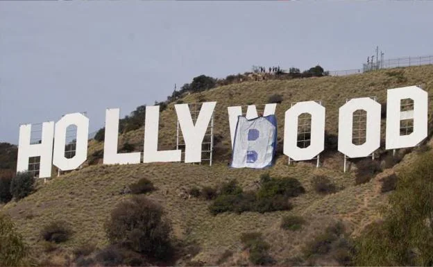 El cartel, saboteado para decir 'Hollyboob'.