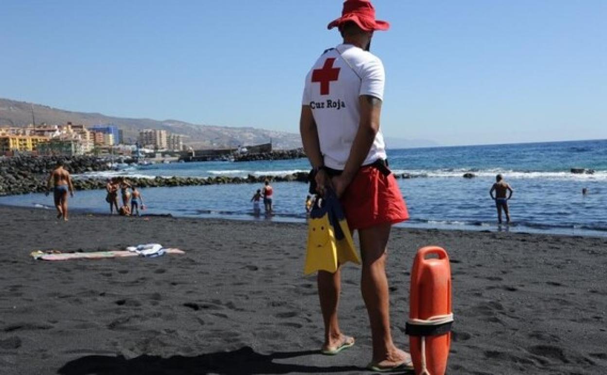 España comienza la temporada de baños con el menor número de ahogamientos en seis años