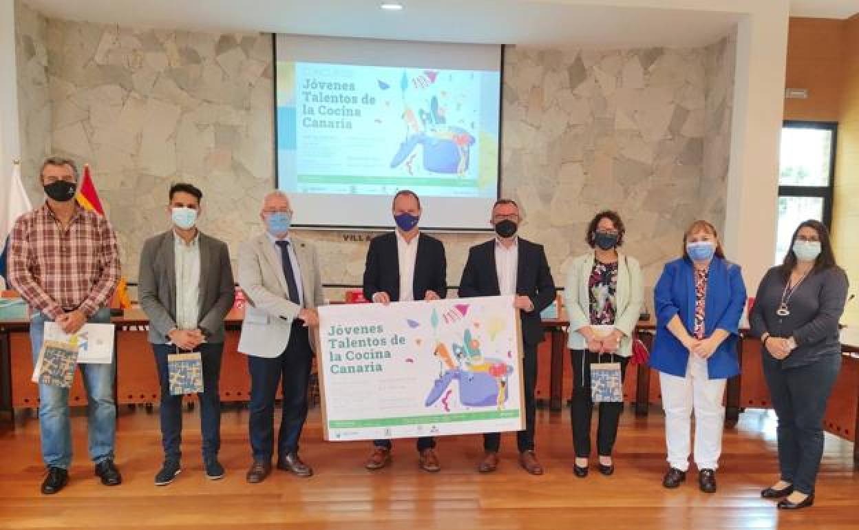 Foto de familia de los intervinientes en el acto de presentación del concurso, que tuvo lugar en el Ayuntamiento de Agüimes. 