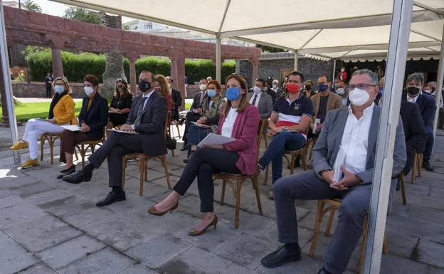 Asistentes al acto celebrado en el Jardín Canario, entre ellos la mayoría de alcaldes de la isla. 