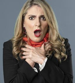 Imagen secundaria 1 - Arriba, los protagonistas de 'Mitad y mitad'. De izq a dcha, los músicos Héctor Muñoz y Eliseo Bordón, Lili Quintana, Yanely Hernández y su director, Nacho Cabrera. Abajo, Lili Quintana y debajo -yanely Hernández 