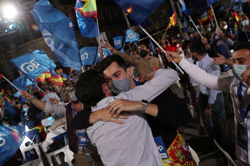 Dos jóvenes se abrazan durante el transcurso del recuento electoral.