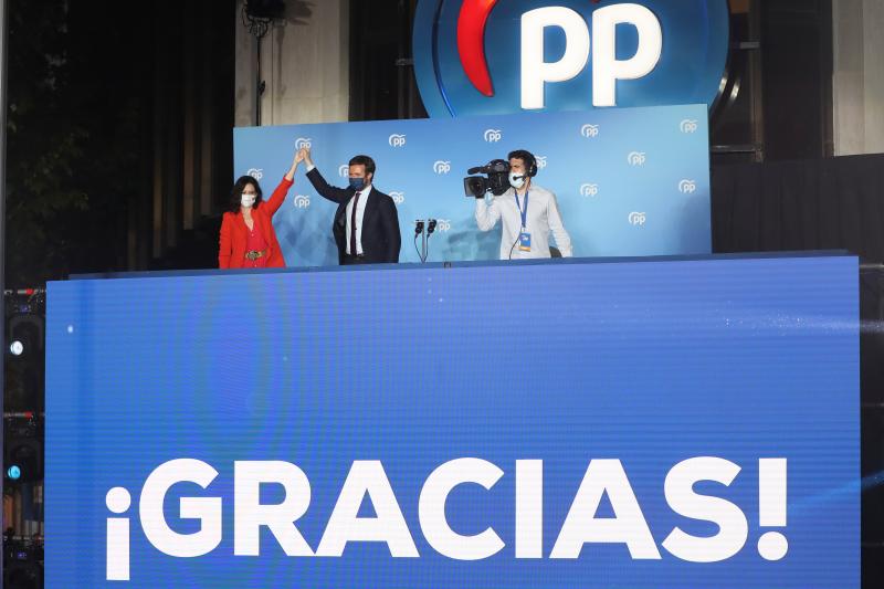 Isabel Díaz Ayuso y Pablo Casado celebran el triunfo electoral.