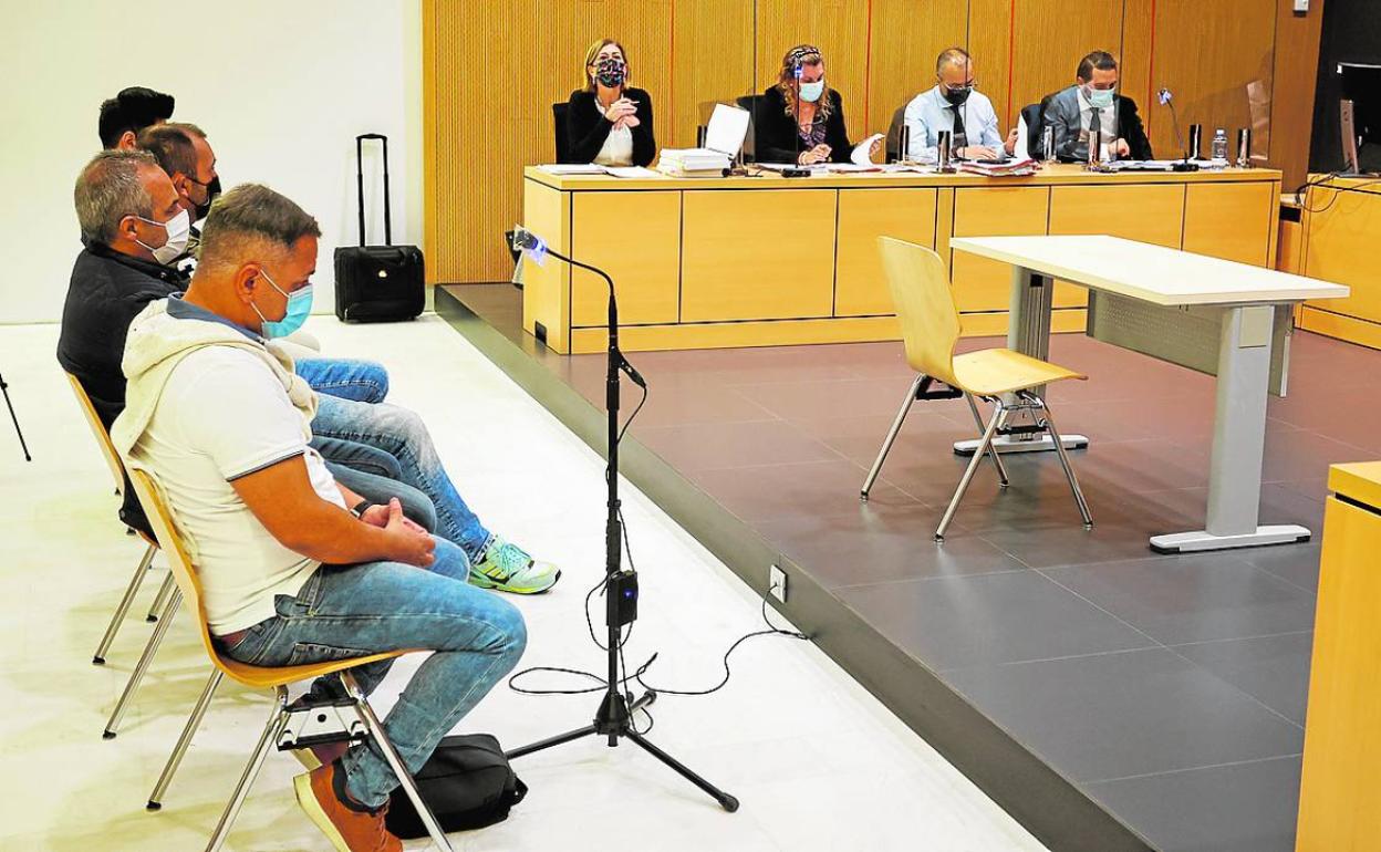 Los acusados, ayer durante la vista oral ante la Sección Segunda. 